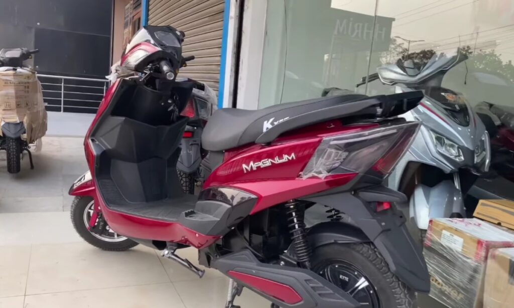 Electric Scooter সিঙ্গেল চার্জে লম্বা রেসের ঘোড়া